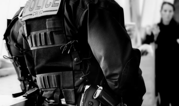 French_police_officer_talking_with_a_woman_(GOAOdswhsI8)